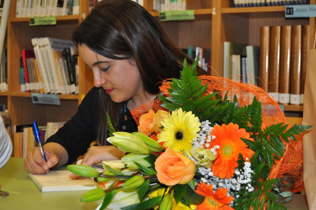 María López Sández asinando exemplares.